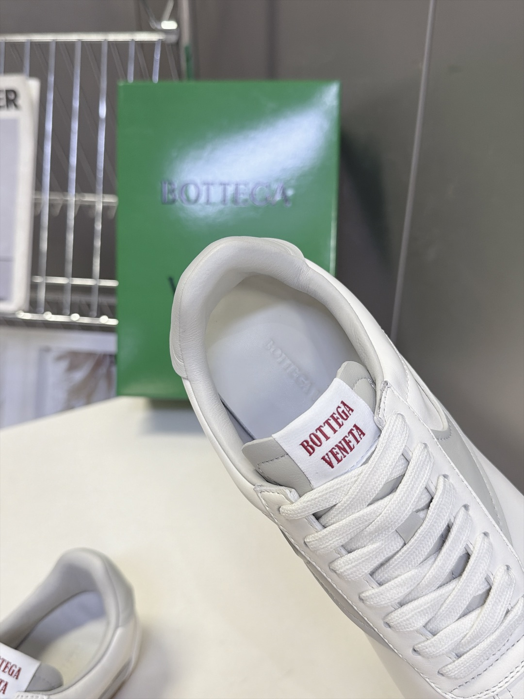 BOTTEGA VENETA 葆蝶家最新款复古情侣款德训阿甘休闲鞋 超多明星网红种草 复古70年代阿甘跑鞋轮廓 兼顾老钱