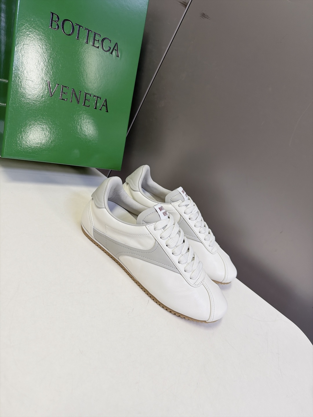 BOTTEGA VENETA 葆蝶家最新款复古情侣款德训阿甘休闲鞋 超多明星网红种草 复古70年代阿甘跑鞋轮廓 兼顾老钱