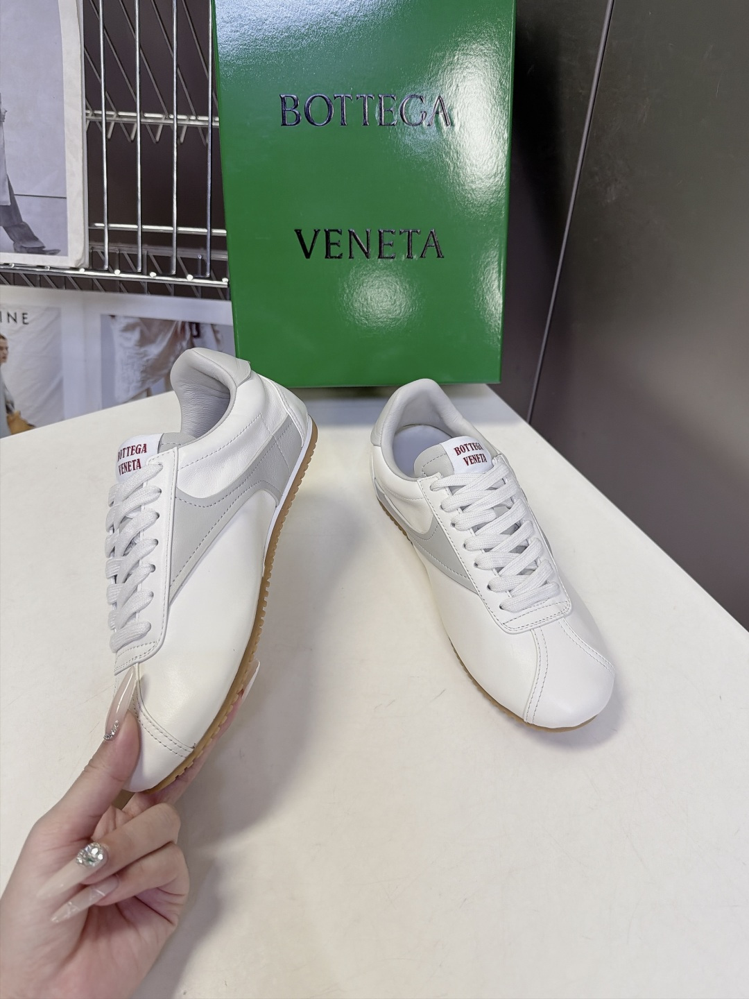 BOTTEGA VENETA 葆蝶家最新款复古情侣款德训阿甘休闲鞋 超多明星网红种草 复古70年代阿甘跑鞋轮廓 兼顾老钱