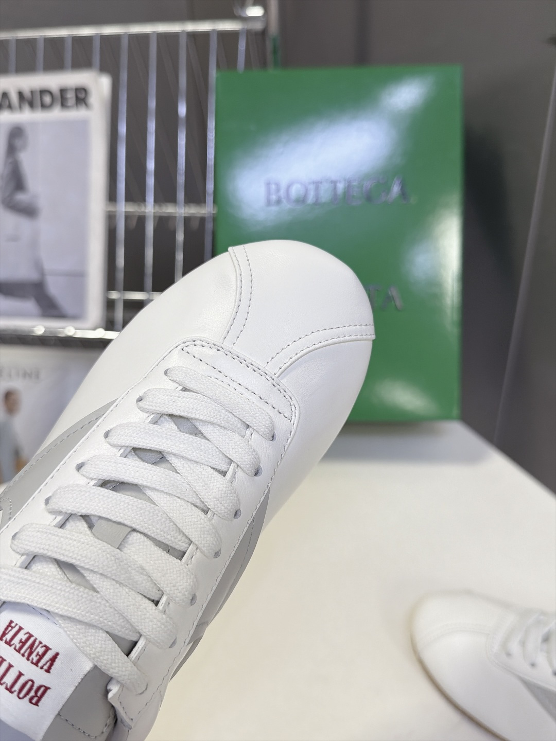 BOTTEGA VENETA 葆蝶家最新款复古情侣款德训阿甘休闲鞋 超多明星网红种草 复古70年代阿甘跑鞋轮廓 兼顾老钱