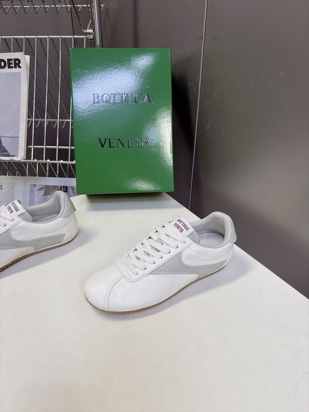 BOTTEGA VENETA 葆蝶家最新款复古情侣款德训阿甘休闲鞋 超多明星网红种草 复古70年代阿甘跑鞋轮廓 兼顾老钱
