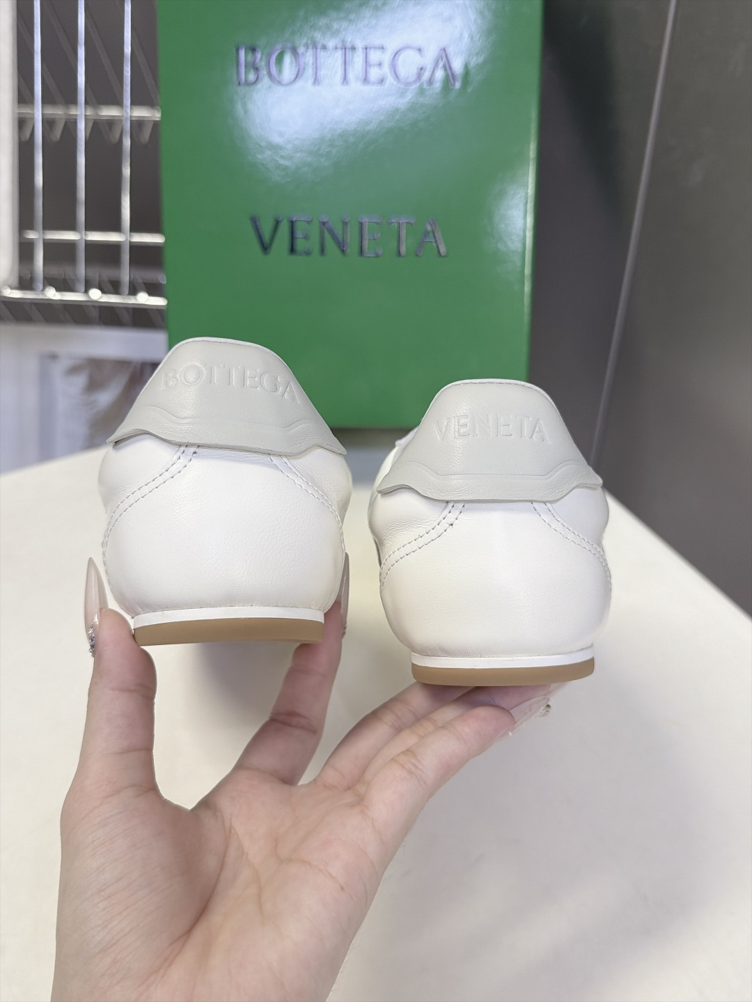 BOTTEGA VENETA 葆蝶家最新款复古情侣款德训阿甘休闲鞋 超多明星网红种草 复古70年代阿甘跑鞋轮廓 兼顾老钱