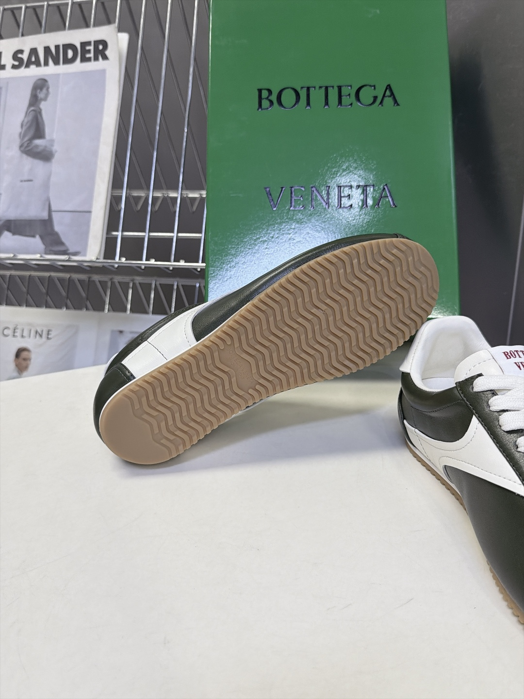 BOTTEGA VENETA 葆蝶家最新款复古情侣款德训阿甘休闲鞋 超多明星网红种草 复古70年代阿甘跑鞋轮廓 兼顾老钱