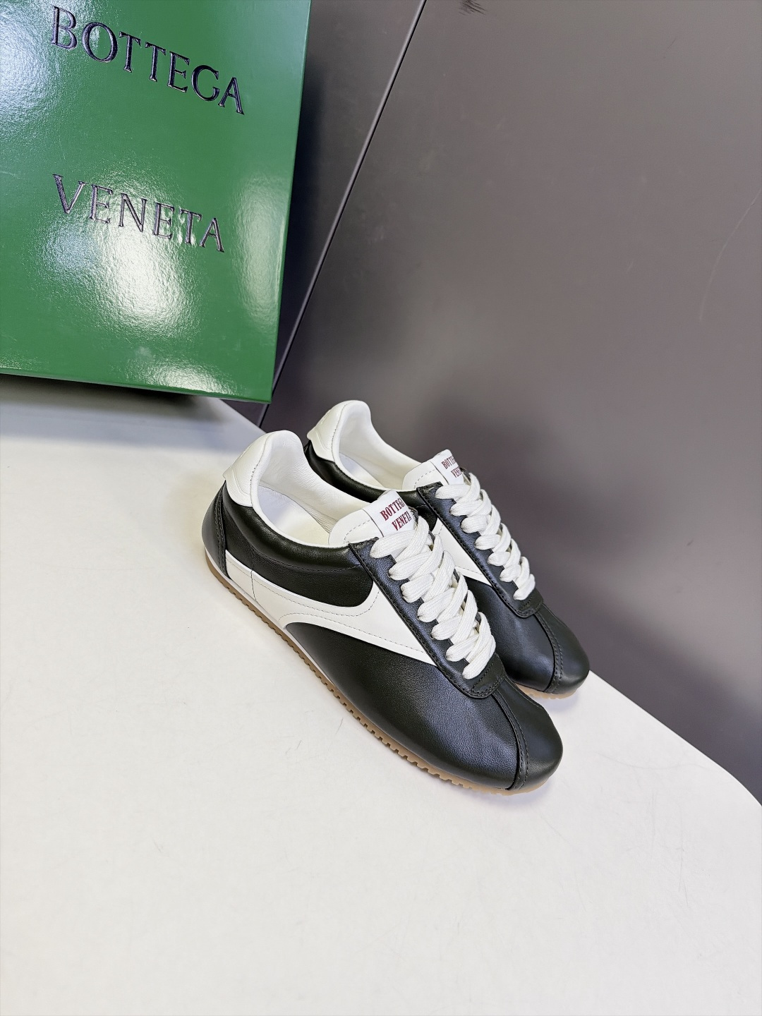 BOTTEGA VENETA 葆蝶家最新款复古情侣款德训阿甘休闲鞋 超多明星网红种草 复古70年代阿甘跑鞋轮廓 兼顾老钱