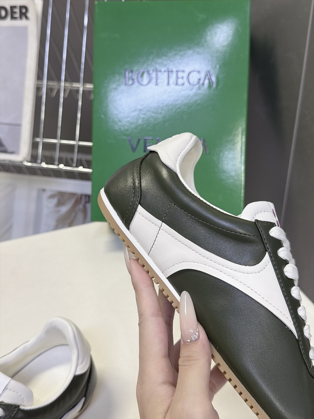 BOTTEGA VENETA 葆蝶家最新款复古情侣款德训阿甘休闲鞋 超多明星网红种草 复古70年代阿甘跑鞋轮廓 兼顾老钱