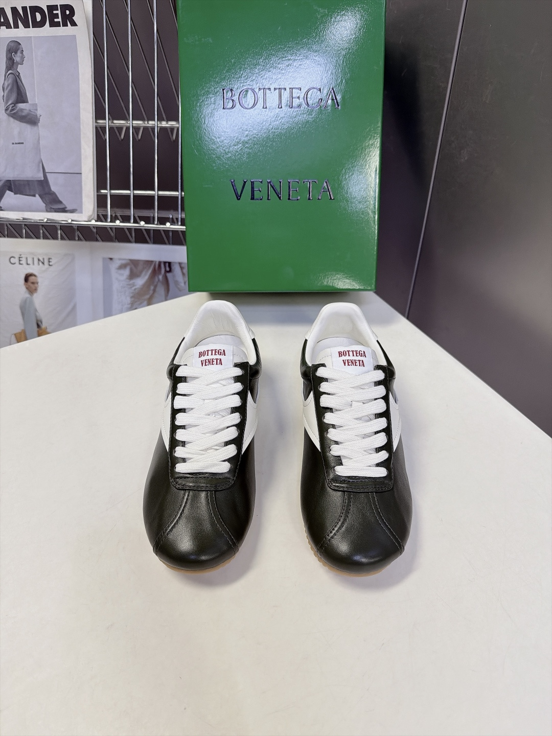 BOTTEGA VENETA 葆蝶家最新款复古情侣款德训阿甘休闲鞋 超多明星网红种草 复古70年代阿甘跑鞋轮廓 兼顾老钱 BOTTEGA VENETA 葆蝶家最新款复古情侣款德训阿甘休闲鞋 超多明星网红种草 复古70年代阿甘跑鞋轮廓 兼顾老钱