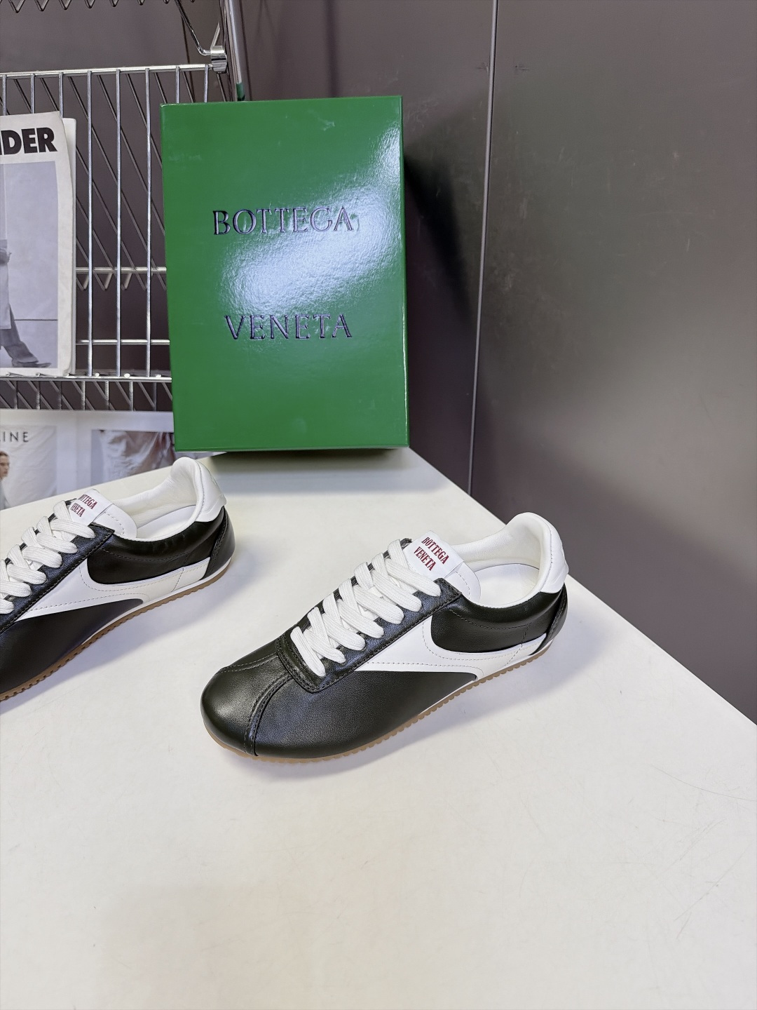 BOTTEGA VENETA 葆蝶家最新款复古情侣款德训阿甘休闲鞋 超多明星网红种草 复古70年代阿甘跑鞋轮廓 兼顾老钱