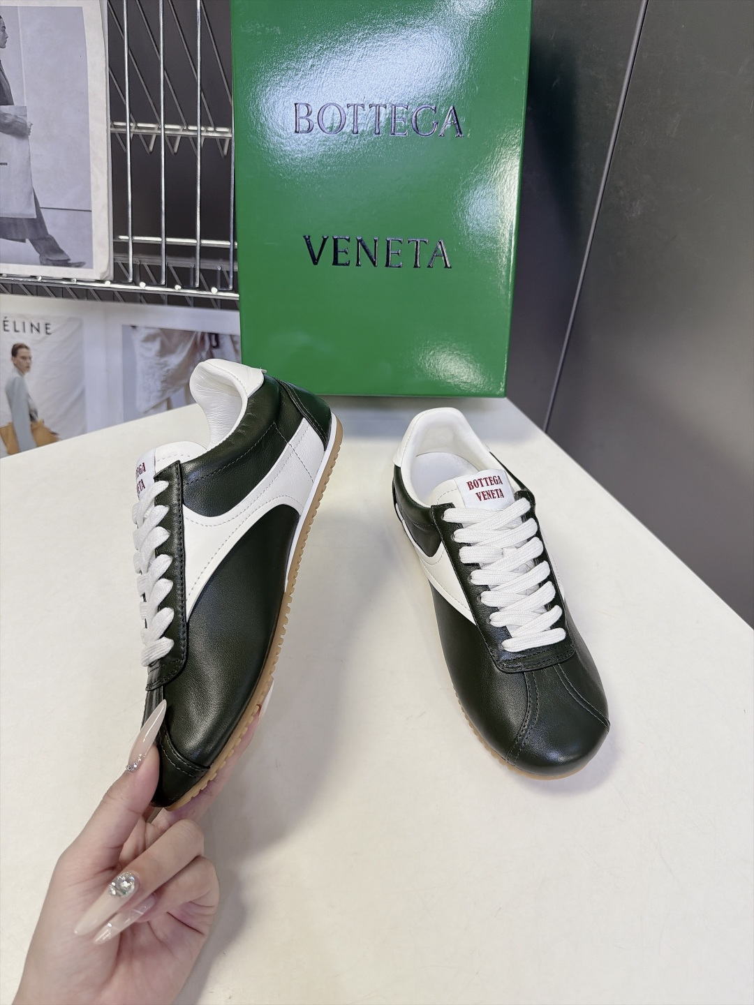 BOTTEGA VENETA 葆蝶家最新款复古情侣款德训阿甘休闲鞋 超多明星网红种草 复古70年代阿甘跑鞋轮廓 兼顾老钱