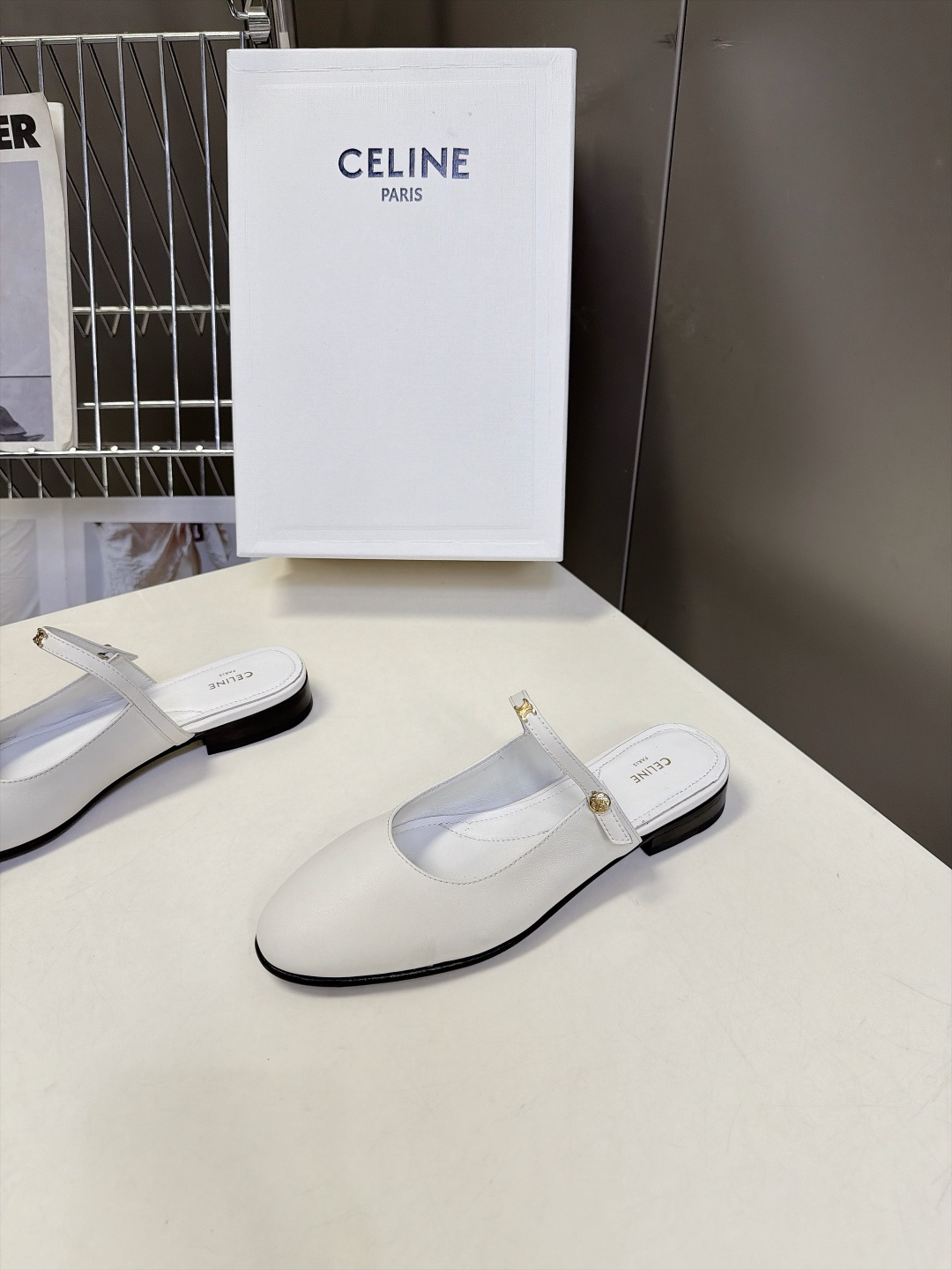 CELINE思琳最新款凯旋门玛丽珍后空穆勒拖解析 超多明星网红种草 玛丽珍一字带后空平底半拖 细一字带+可调节扣 脚背高