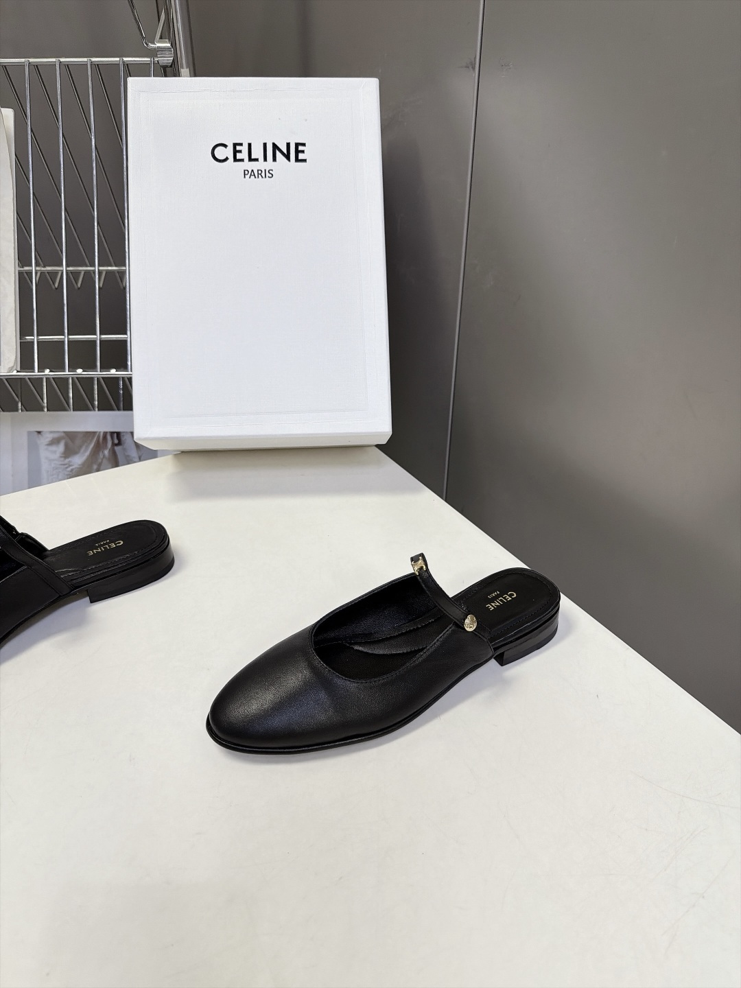 CELINE思琳最新款凯旋门玛丽珍后空穆勒拖解析 超多明星网红种草 玛丽珍一字带后空平底半拖 细一字带+可调节扣 脚背高