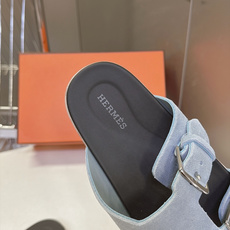 HERMÈS爱马仕最新情侣款双扣勃肯凉拖 超多明星网红种草 经典博肯轮廓 松弛老钱休闲风 是夏日懒人刚需款 出门直接一脚 HERMÈS爱马仕最新情侣款双扣勃肯凉拖 超多明星网红种草 经典博肯轮廓 松弛老钱休闲风 是夏日懒人刚需款 出门直接一脚