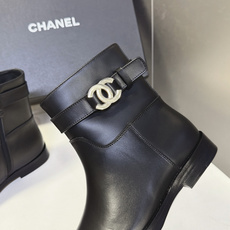 CHANEL香奈儿最新款极简风皮带扣双C平底短靴 超多明星网红种草 宽松直筒版型 筒高到膝盖下方靴 筒一圈皮带环绕+横向 CHANEL香奈儿最新款极简风皮带扣双C平底短靴 超多明星网红种草 宽松直筒版型 筒高到膝盖下方靴 筒一圈皮带环绕+横向