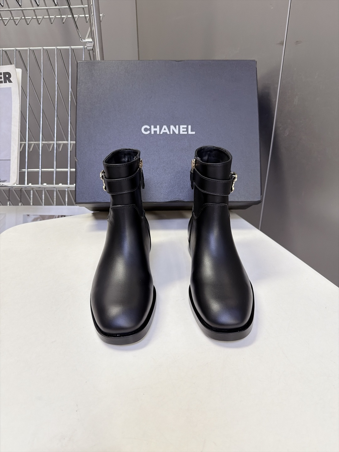 CHANEL香奈儿最新款极简风皮带扣双C平底短靴 超多明星网红种草 宽松直筒版型 筒高到膝盖下方靴 筒一圈皮带环绕+横向 CHANEL香奈儿最新款极简风皮带扣双C平底短靴 超多明星网红种草 宽松直筒版型 筒高到膝盖下方靴 筒一圈皮带环绕+横向