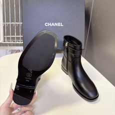 CHANEL香奈儿最新款极简风皮带扣双C平底短靴 超多明星网红种草 宽松直筒版型 筒高到膝盖下方靴 筒一圈皮带环绕+横向 CHANEL香奈儿最新款极简风皮带扣双C平底短靴 超多明星网红种草 宽松直筒版型 筒高到膝盖下方靴 筒一圈皮带环绕+横向