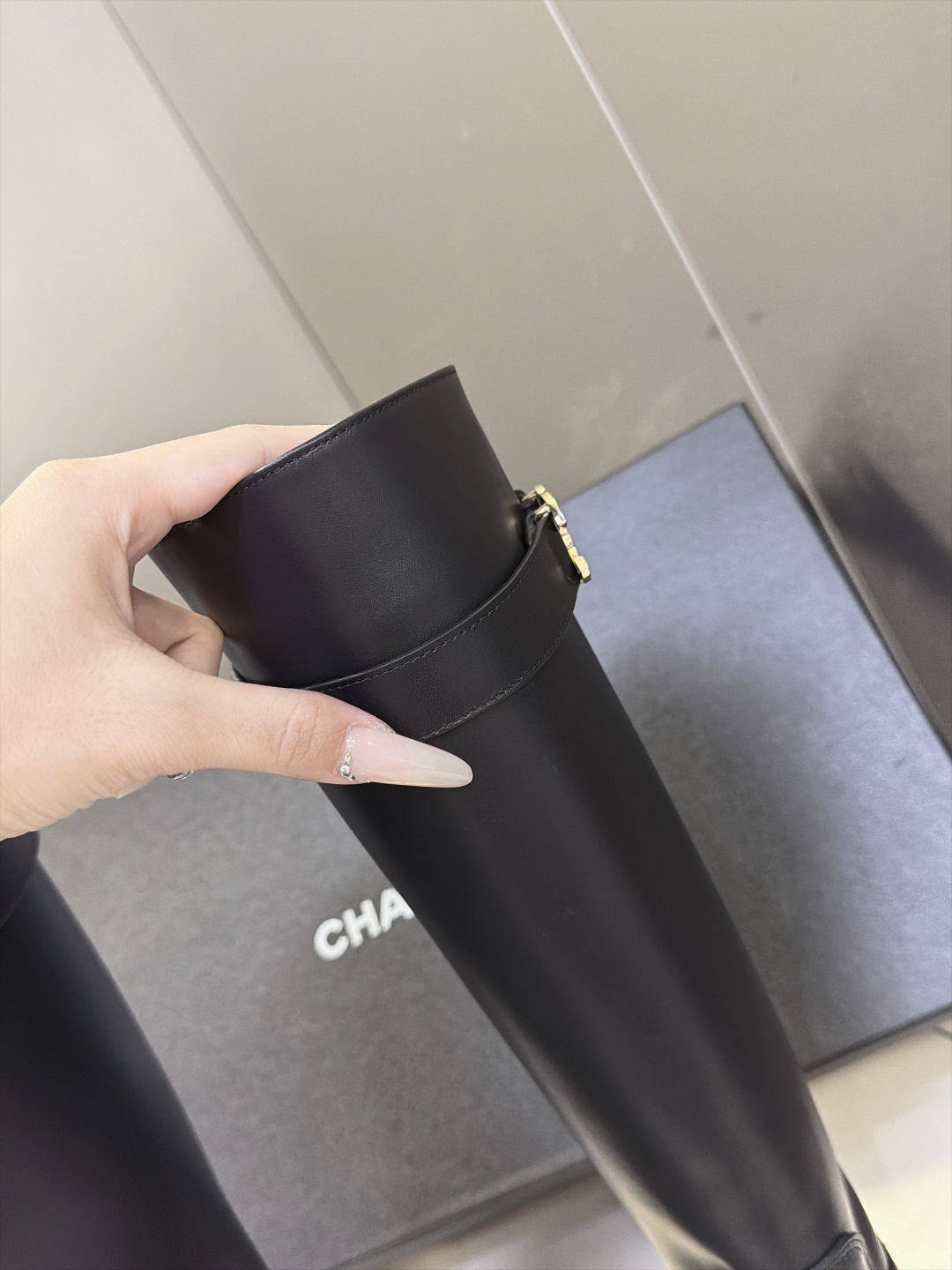 CHANEL香奈儿最新款皮带扣双C平底高筒骑士靴 超多明星网红种草 宽松直筒版型 筒高到膝盖下方靴 筒一圈皮带环绕+横向
