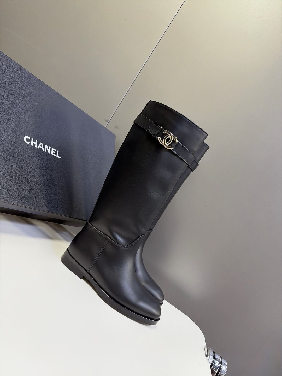 CHANEL香奈儿最新款皮带扣双C平底高筒骑士靴 超多明星网红种草 宽松直筒版型 筒高到膝盖下方靴 筒一圈皮带环绕+横向