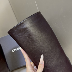 CHANEL香奈儿最新款极简风做旧皮直筒高筒靴 超多明星网红种草 极简无装饰设计 不挑穿搭风格 既能搭配通勤大衣 也可以 CHANEL香奈儿最新款极简风做旧皮直筒高筒靴 超多明星网红种草 极简无装饰设计 不挑穿搭风格 既能搭配通勤大衣 也可以