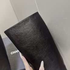 CHANEL香奈儿最新款极简风做旧皮直筒高筒靴 超多明星网红种草 极简无装饰设计 不挑穿搭风格 既能搭配通勤大衣 也可以 CHANEL香奈儿最新款极简风做旧皮直筒高筒靴 超多明星网红种草 极简无装饰设计 不挑穿搭风格 既能搭配通勤大衣 也可以