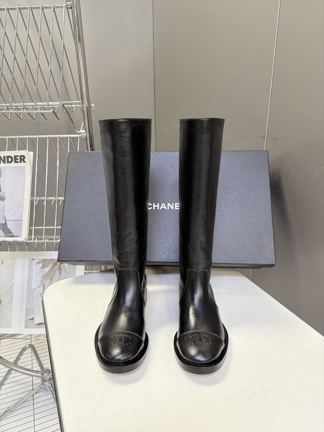 CHANEL香奈儿最新款极简风做旧皮直筒高筒靴 超多明星网红种草 极简无装饰设计 不挑穿搭风格 既能搭配通勤大衣 也可以 CHANEL香奈儿最新款极简风做旧皮直筒高筒靴 超多明星网红种草 极简无装饰设计 不挑穿搭风格 既能搭配通勤大衣 也可以