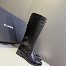 CHANEL香奈儿最新款极简风做旧皮直筒高筒靴 超多明星网红种草 极简无装饰设计 不挑穿搭风格 既能搭配通勤大衣 也可以 CHANEL香奈儿最新款极简风做旧皮直筒高筒靴 超多明星网红种草 极简无装饰设计 不挑穿搭风格 既能搭配通勤大衣 也可以