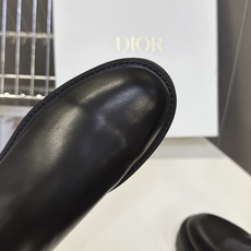 DIOR迪奥最新款老花侧弹力布切尔西短靴 超多明星网红种草 经典切尔西靴型 靴筒高度刚好卡在脚踝 利落显腿长后跟小提环 DIOR迪奥最新款老花侧弹力布切尔西短靴 超多明星网红种草 经典切尔西靴型 靴筒高度刚好卡在脚踝 利落显腿长后跟小提环