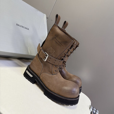 男➕20 Balenciaga巴黎世家25FW毒液Venom情侣款单扣绑带机车靴 请认准高版本 这款靴子在设计上独具 男➕20 Balenciaga巴黎世家25FW毒液Venom情侣款单扣绑带机车靴 请认准高版本 这款靴子在设计上独具