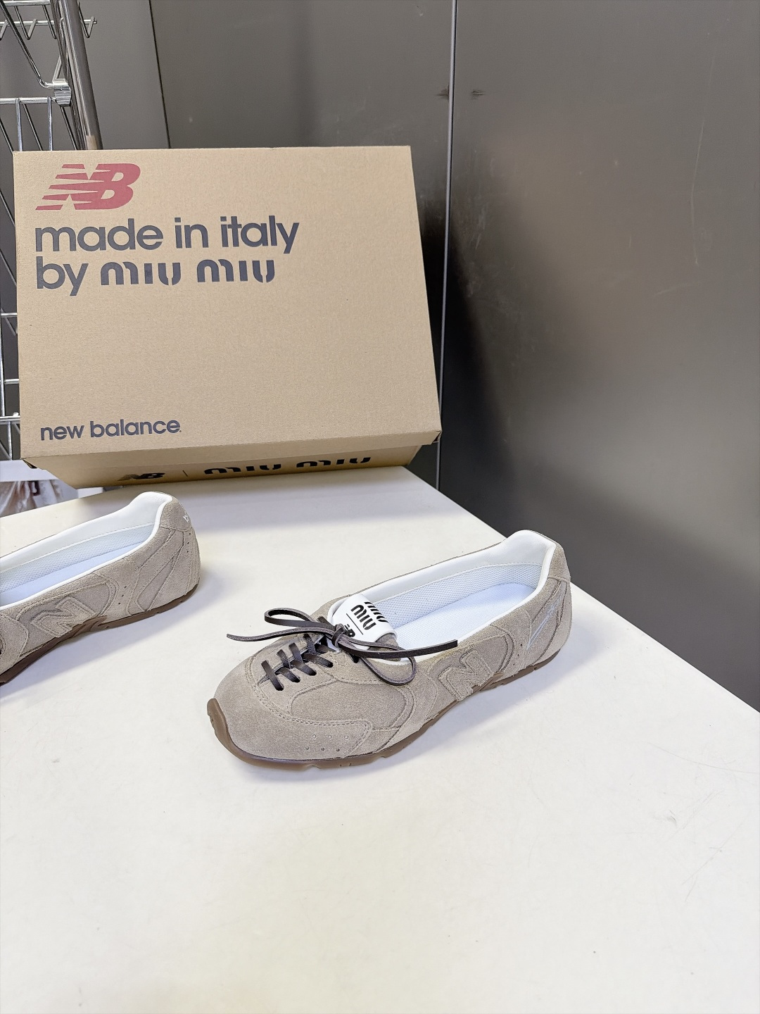 Miu Miu缪缪× New Balance 联名最新款芭蕾德训平底鞋 超多明星网红种草 双风格融合 把NB德训运动线条