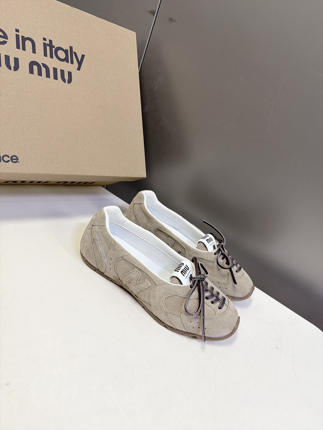 Miu Miu缪缪× New Balance 联名最新款芭蕾德训平底鞋 超多明星网红种草 双风格融合 把NB德训运动线条