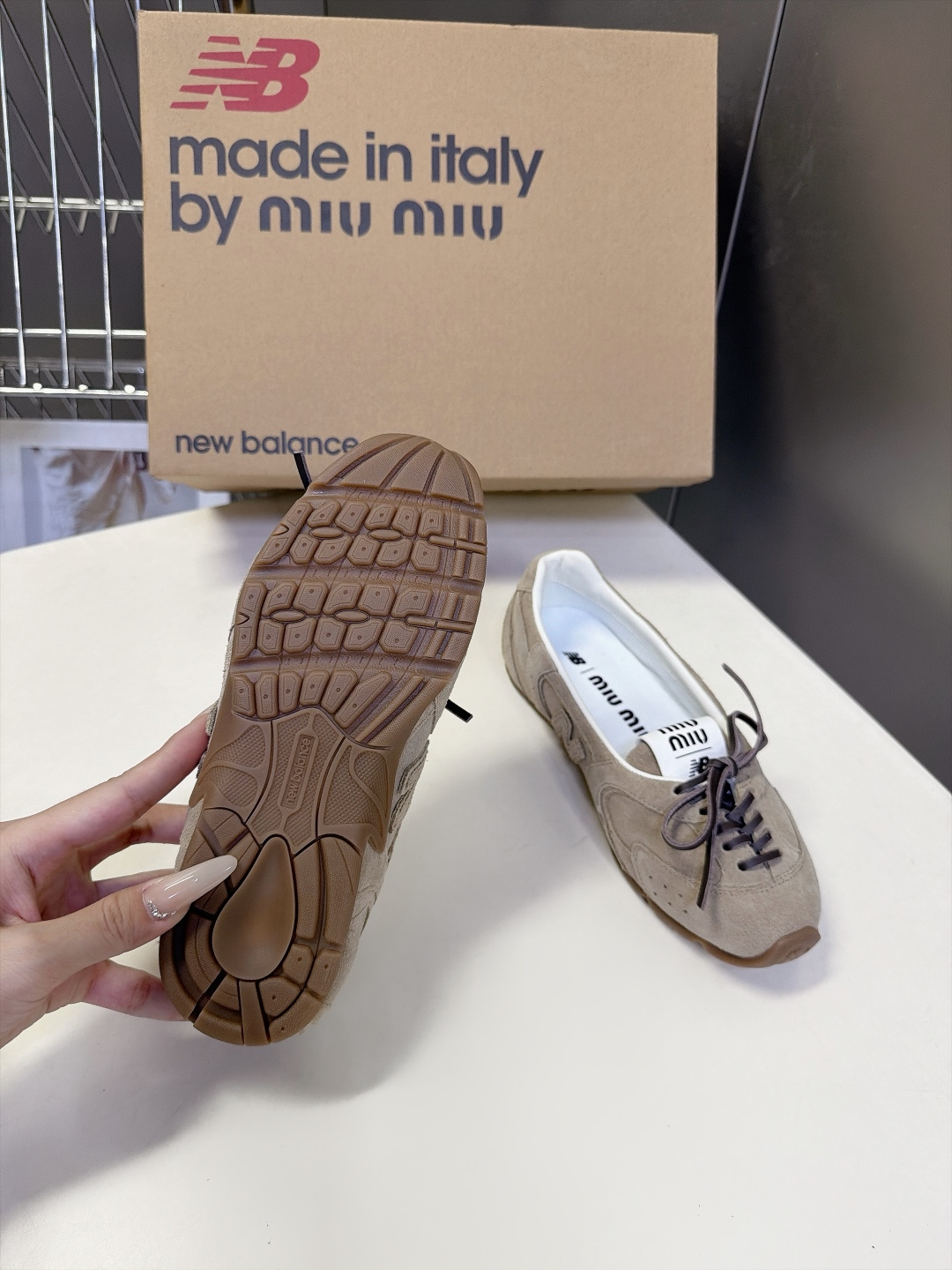 Miu Miu缪缪× New Balance 联名最新款芭蕾德训平底鞋 超多明星网红种草 双风格融合 把NB德训运动线条