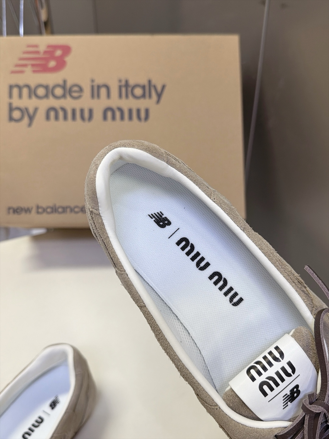 Miu Miu缪缪× New Balance 联名最新款芭蕾德训平底鞋 超多明星网红种草 双风格融合 把NB德训运动线条