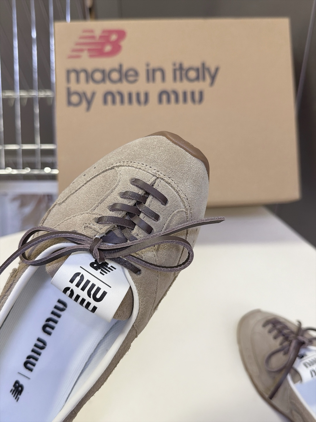 Miu Miu缪缪× New Balance 联名最新款芭蕾德训平底鞋 超多明星网红种草 双风格融合 把NB德训运动线条