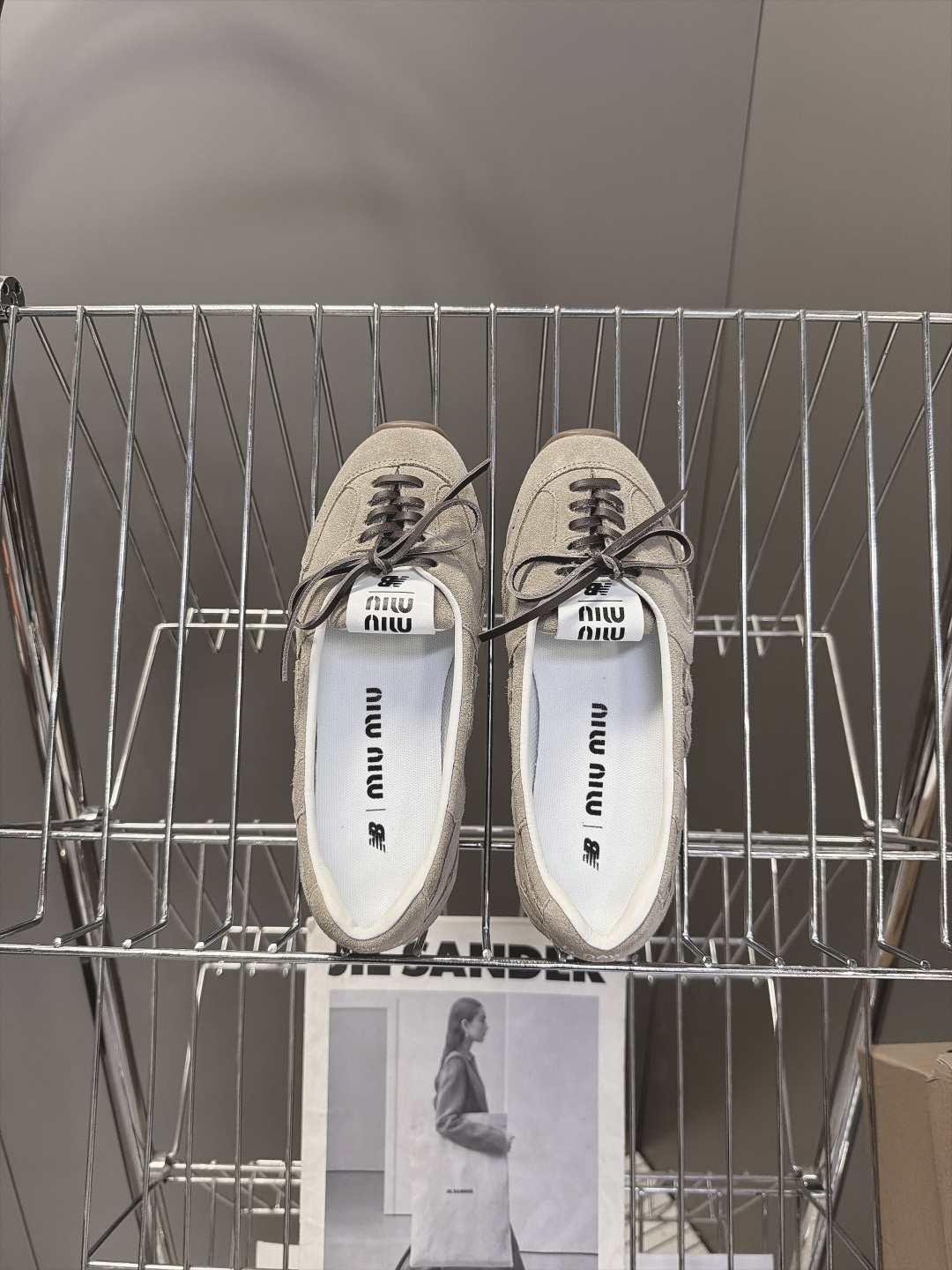 Miu Miu缪缪× New Balance 联名最新款芭蕾德训平底鞋 超多明星网红种草 双风格融合 把NB德训运动线条