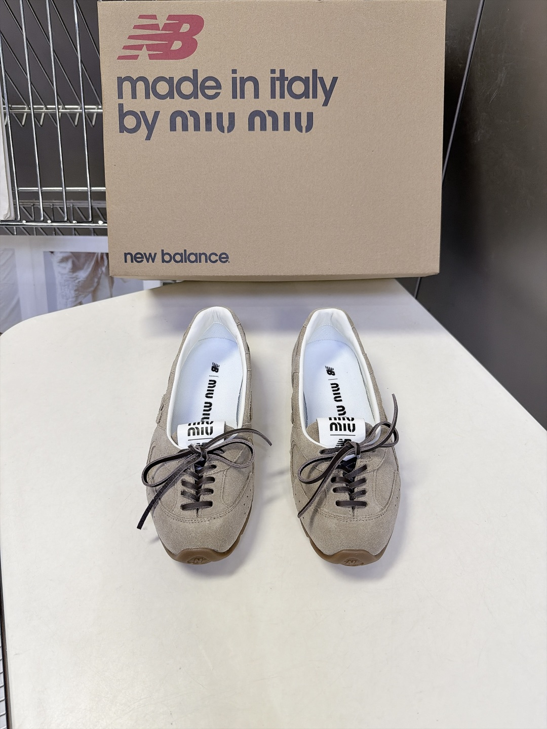 Miu Miu缪缪× New Balance 联名最新款芭蕾德训平底鞋 超多明星网红种草 双风格融合 把NB德训运动线条 Miu Miu缪缪× New Balance 联名最新款芭蕾德训平底鞋 超多明星网红种草 双风格融合 把NB德训运动线条