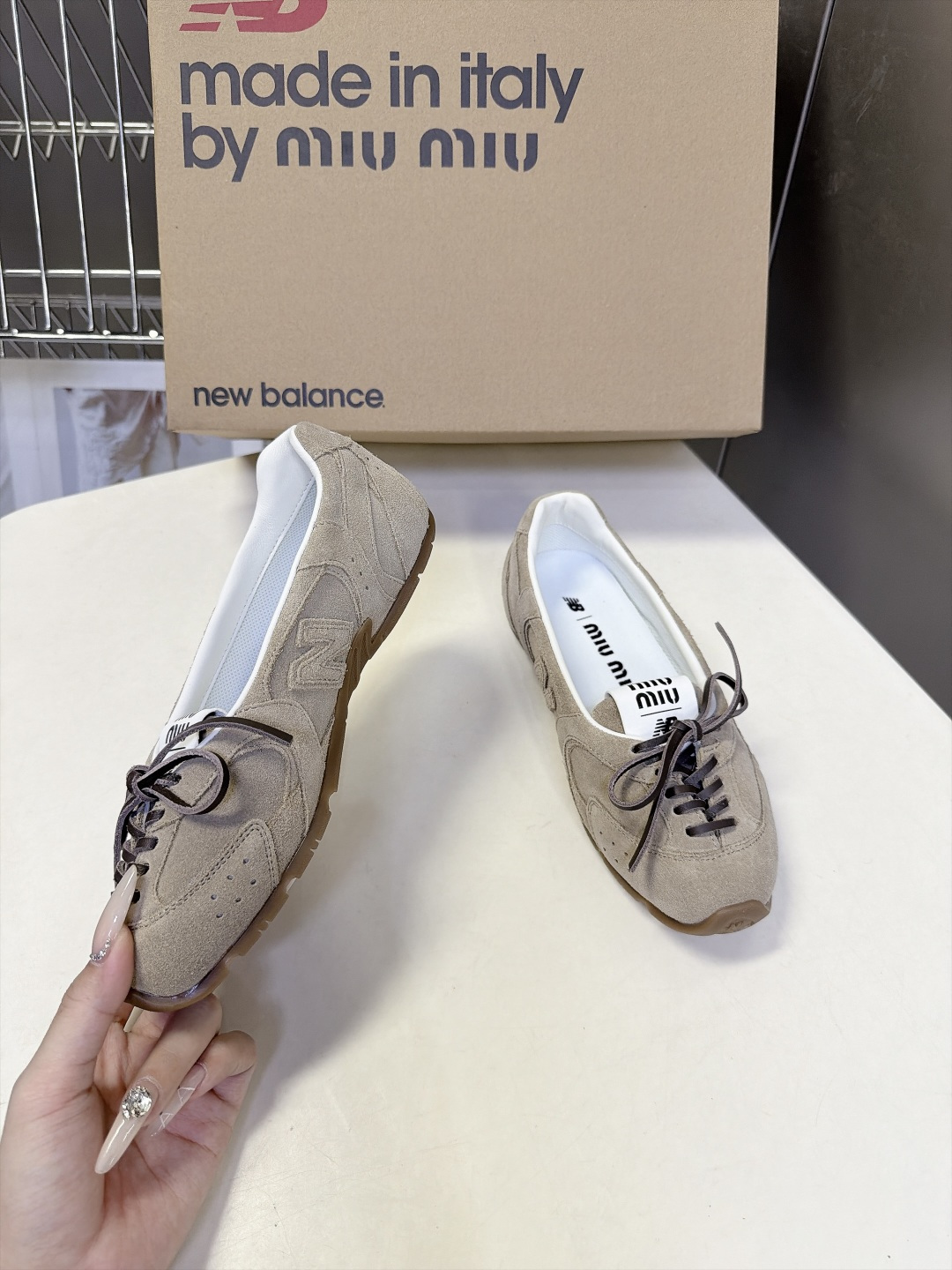 Miu Miu缪缪× New Balance 联名最新款芭蕾德训平底鞋 超多明星网红种草 双风格融合 把NB德训运动线条