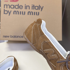 Miu Miu缪缪× New Balance 联名最新款芭蕾德训平底鞋 超多明星网红种草 双风格融合 把NB德训运动线条 Miu Miu缪缪× New Balance 联名最新款芭蕾德训平底鞋 超多明星网红种草 双风格融合 把NB德训运动线条