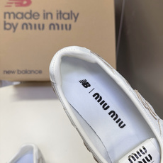 Miu Miu缪缪× New Balance 联名最新款芭蕾德训平底鞋 超多明星网红种草 双风格融合 把NB德训运动线条 Miu Miu缪缪× New Balance 联名最新款芭蕾德训平底鞋 超多明星网红种草 双风格融合 把NB德训运动线条
