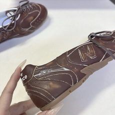 Miu Miu缪缪× New Balance 联名最新款芭蕾德训平底鞋 超多明星网红种草 双风格融合 把NB德训运动线条 Miu Miu缪缪× New Balance 联名最新款芭蕾德训平底鞋 超多明星网红种草 双风格融合 把NB德训运动线条