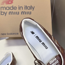 Miu Miu缪缪× New Balance 联名最新款芭蕾德训平底鞋 超多明星网红种草 双风格融合 把NB德训运动线条 Miu Miu缪缪× New Balance 联名最新款芭蕾德训平底鞋 超多明星网红种草 双风格融合 把NB德训运动线条