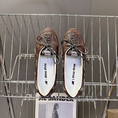 Miu Miu缪缪× New Balance 联名最新款芭蕾德训平底鞋 超多明星网红种草 双风格融合 把NB德训运动线条 Miu Miu缪缪× New Balance 联名最新款芭蕾德训平底鞋 超多明星网红种草 双风格融合 把NB德训运动线条