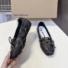 Miu Miu缪缪× New Balance 联名最新款芭蕾德训平底鞋 超多明星网红种草 双风格融合 把NB德训运动线条 Miu Miu缪缪× New Balance 联名最新款芭蕾德训平底鞋 超多明星网红种草 双风格融合 把NB德训运动线条