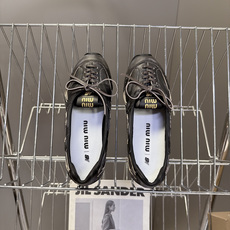 Miu Miu缪缪× New Balance 联名最新款芭蕾德训平底鞋 超多明星网红种草 双风格融合 把NB德训运动线条 Miu Miu缪缪× New Balance 联名最新款芭蕾德训平底鞋 超多明星网红种草 双风格融合 把NB德训运动线条