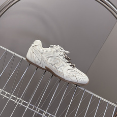 Miu Miu缪缪× New Balance 530 联名复古运动跑鞋 超多明星网红种草 版型偏秀气修长 兼顾运动感与精 Miu Miu缪缪× New Balance 530 联名复古运动跑鞋 超多明星网红种草 版型偏秀气修长 兼顾运动感与精