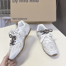 Miu Miu缪缪× New Balance 530 联名复古运动跑鞋 超多明星网红种草 版型偏秀气修长 兼顾运动感与精 Miu Miu缪缪× New Balance 530 联名复古运动跑鞋 超多明星网红种草 版型偏秀气修长 兼顾运动感与精