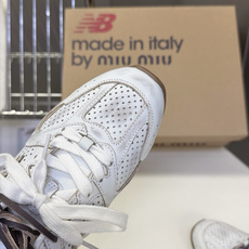 Miu Miu缪缪× New Balance 530 联名复古运动跑鞋 超多明星网红种草 版型偏秀气修长 兼顾运动感与精 Miu Miu缪缪× New Balance 530 联名复古运动跑鞋 超多明星网红种草 版型偏秀气修长 兼顾运动感与精
