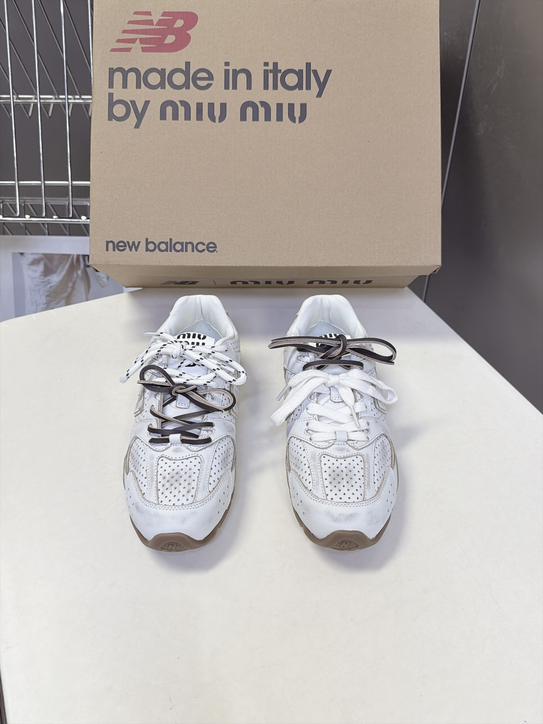 Miu Miu缪缪× New Balance 530 联名复古运动跑鞋 超多明星网红种草 版型偏秀气修长 兼顾运动感与精 Miu Miu缪缪× New Balance 530 联名复古运动跑鞋 超多明星网红种草 版型偏秀气修长 兼顾运动感与精