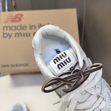 Miu Miu缪缪× New Balance 530 联名复古运动跑鞋 超多明星网红种草 版型偏秀气修长 兼顾运动感与精 Miu Miu缪缪× New Balance 530 联名复古运动跑鞋 超多明星网红种草 版型偏秀气修长 兼顾运动感与精