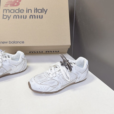 Miu Miu缪缪× New Balance 530 联名复古运动跑鞋 超多明星网红种草 版型偏秀气修长 兼顾运动感与精 Miu Miu缪缪× New Balance 530 联名复古运动跑鞋 超多明星网红种草 版型偏秀气修长 兼顾运动感与精