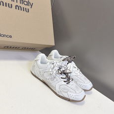 Miu Miu缪缪× New Balance 530 联名复古运动跑鞋 超多明星网红种草 版型偏秀气修长 兼顾运动感与精 Miu Miu缪缪× New Balance 530 联名复古运动跑鞋 超多明星网红种草 版型偏秀气修长 兼顾运动感与精