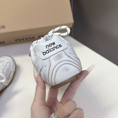 Miu Miu缪缪× New Balance 530 联名复古运动跑鞋 超多明星网红种草 版型偏秀气修长 兼顾运动感与精 Miu Miu缪缪× New Balance 530 联名复古运动跑鞋 超多明星网红种草 版型偏秀气修长 兼顾运动感与精