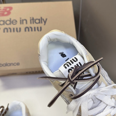 Miu Miu缪缪× New Balance 530 联名复古运动跑鞋 超多明星网红种草 版型偏秀气修长 兼顾运动感与精 Miu Miu缪缪× New Balance 530 联名复古运动跑鞋 超多明星网红种草 版型偏秀气修长 兼顾运动感与精